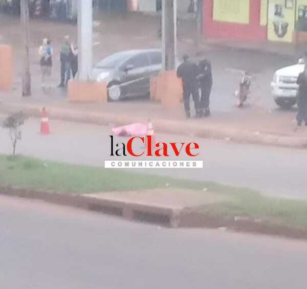 Apuñalan a joven, intentan auxiliarlo en moto, cae y muere en el pavimento - La Clave