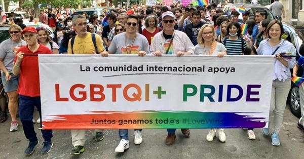 El embajador de Estados Unidos acompañó la marcha del Orgullo en Paraguay