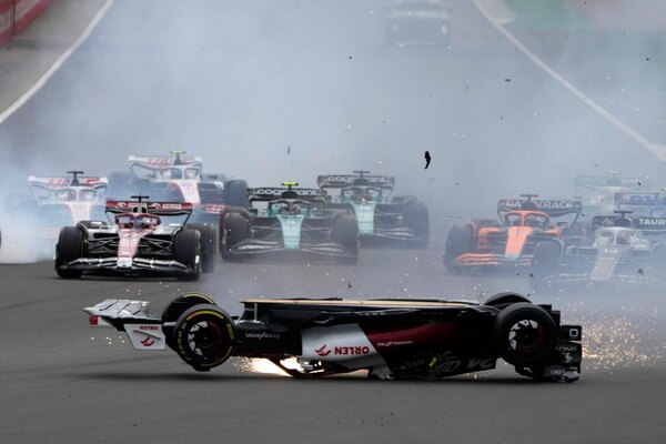 Versus / El aterrador accidente que se dio en el Gran Premio británico de Fórmula 1 - Paraguaype.com
