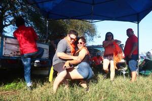 Crónica / [GALERIA] Un clásico, las chicas le dieron su toque de sensualidad a la previa al Rally