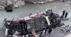 La Nación / Pakistán: caída de autobús en barranco provoca 20 muertos