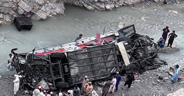 La Nación / Pakistán: caída de autobús en barranco provoca 20 muertos