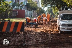 Municipalidad de CDE repara empedrado barrial con cooperación de vecinos - La Clave
