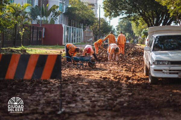 Municipalidad de CDE repara empedrado barrial con cooperación de vecinos - La Clave