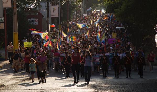 Diario HOY | Más de 5.000 personas reivindicaron igualdad de derechos en la Parada del Orgullo LGBTIQ+ 2022