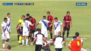 Delantero paraguayo se desvanece en la liga peruana y fue trasladado al hospital