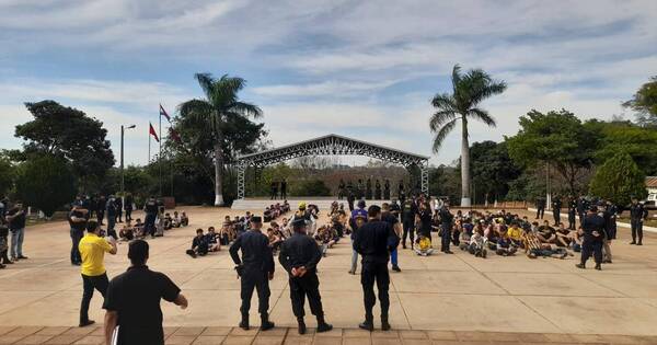 La Nación / Imputan a 9 barrabravas de Luqueño tras batalla campal en Itapúa