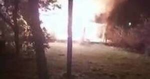 La Nación / Vecinos prenden fuego a la casa de un feminicida