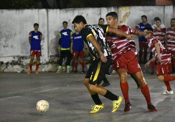 Rueda el balón en el Clausura de la Liga Premium de futsal FIFA - Polideportivo - ABC Color