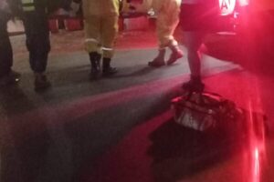 Motociclista en contramano choca contra auto estacionado y abandona a su pasajera al huir – Diario TNPRESS