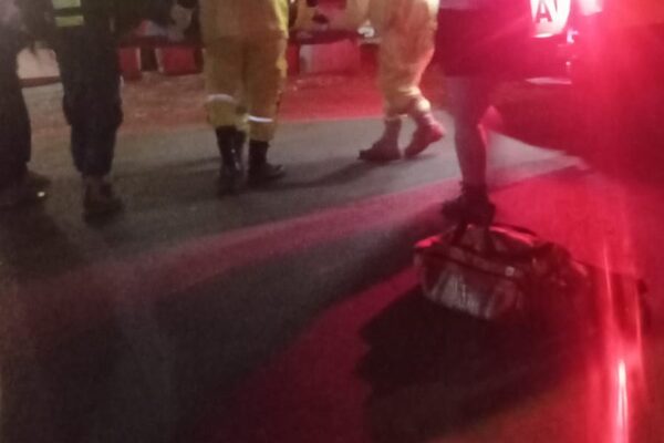 Motociclista en contramano choca contra auto estacionado y abandona a su pasajera al huir – Diario TNPRESS
