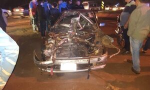 Dos jóvenes heridos al estrellar su automóvil contra la carreta de un camión en el Km 13 – Diario TNPRESS