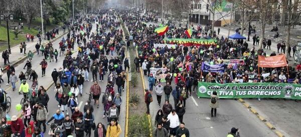 Cientos de personas marchan en Chile por la regulación del cannabis