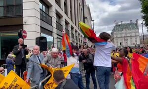 Los protagonistas de ‘Heartstopper’ se enfrentan a un grupo de manifestantes anti-LGBTI