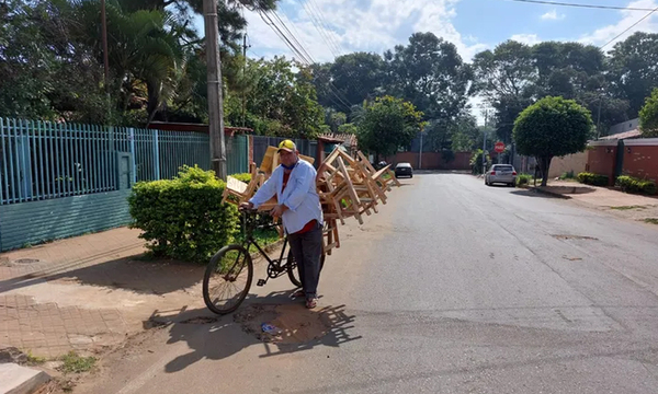 Vendedor recorre muchos kilómetros para vender sillitas y mesitas - OviedoPress