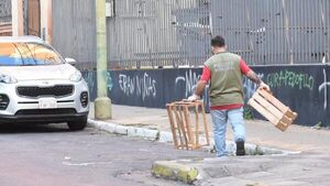 Comuna saca cajas de cuidacoches para "privatizar" estacionamiento  