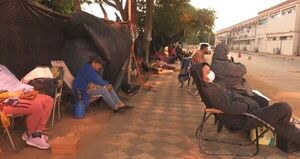 Asegurados de IPS se quejan por falta de acceso a familiares internados  - Nacionales - ABC Color