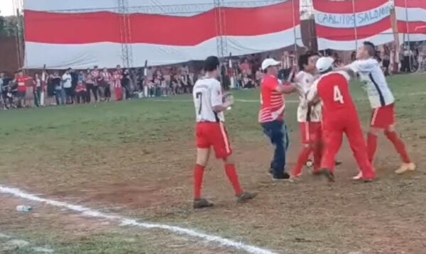 (VIDEO)Jugadores del mismo club se reventaron en pleno partido