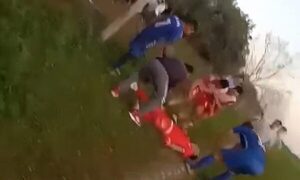 (VIDEO)Jugador ligó botellazo y quedó inconsciente en un partido de la liga Sancosmeña
