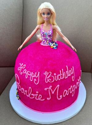El impactante pastel rosa con el que Margot Robbie festejó su cumpleaños - SNT