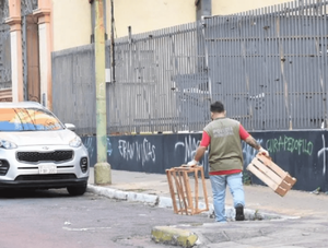Comuna saca cajas de cuidacoches con las que reservan estacionamientos en Asunción · Radio Monumental 1080 AM