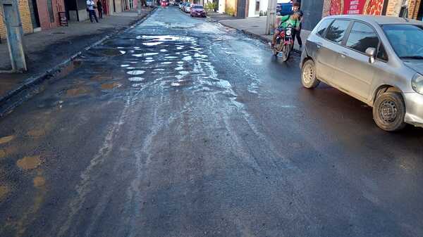 Denuncian enormes baches y agua servida en barrio Sajonia