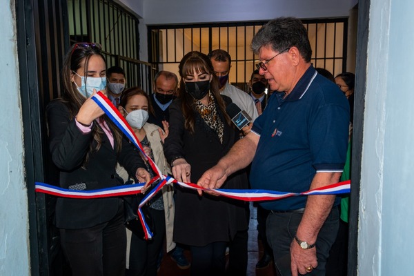 Donan centenares de libros para becados universitarios en la Unidad Penitenciaria Industrial Esperanza