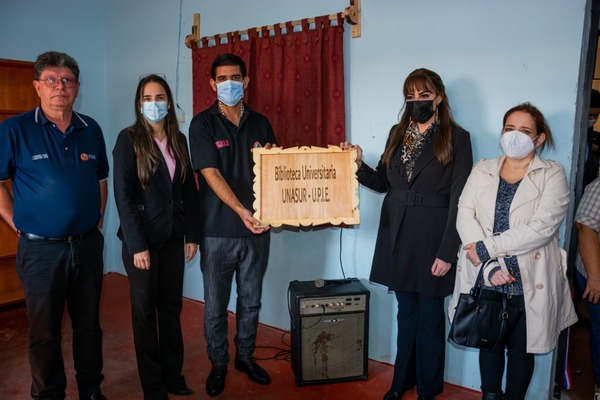 Donan libros y equipamientos para becados universitarios en la Unidad Penitenciaria Industrial Esperanza - .::Agencia IP::.