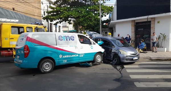 Diario HOY | Ambulancia protagoniza accidente tras embestir a otro vehículo en Asunción