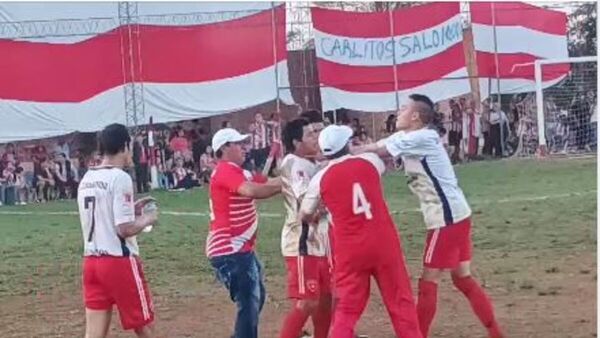 Jugadores pleitearon durante pausa para tomar agua y fueron echados