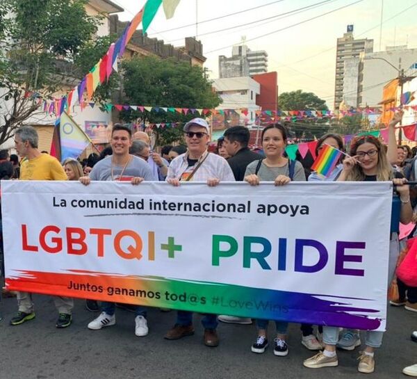 Acto homofóbico de un directivo del IPS hacia diplomático británico - Nacionales - ABC Color