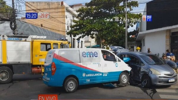 Aparatoso accidente de tránsito entre ambulancia y automóvil | Noticias Paraguay