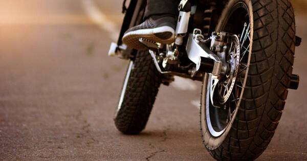 La Nación / Joven apuñalado fue auxiliado en motocicleta, pero cayó en una lomada y falleció en el lugar