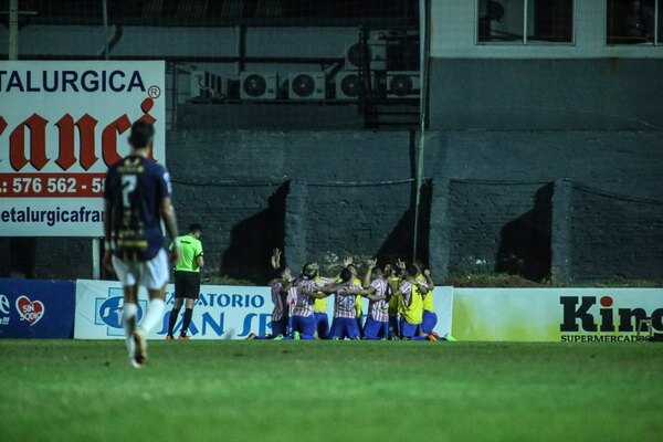 San Lorenzo goleó a Trinidense para quedar como único puntero de la Intermedia