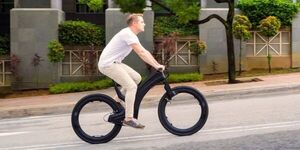 Cómo funciona la bicicleta eléctrica que no tiene rayos en sus ruedas