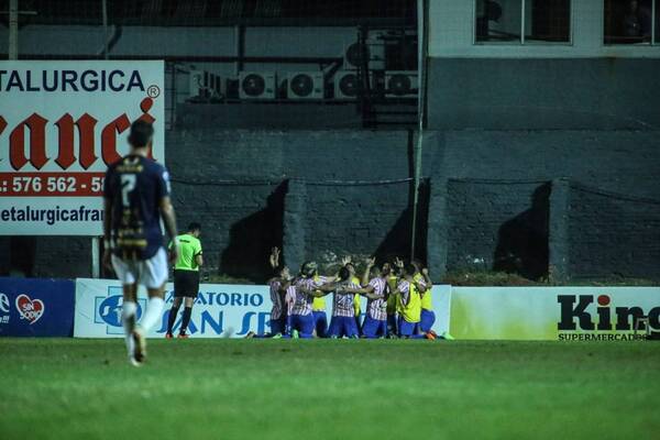 Crónica / Intermedia: El “Rayadito” goleó y se ubicó en lo más alto de la tabla