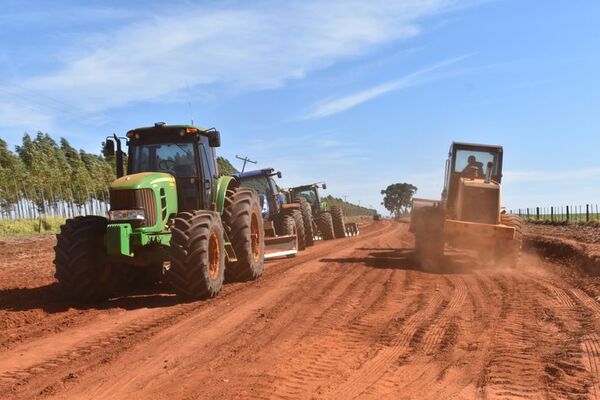 San Pedro de Ycuamandyyú: Menonitas construyen un camino en Tacuatí - Ancho Perfil - ABC Color