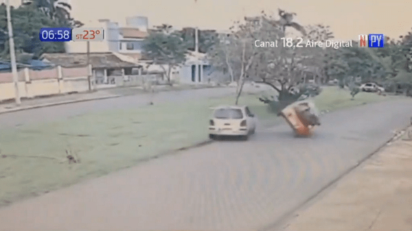 Conductor chocó a otro vehículo y huyó | Noticias Paraguay