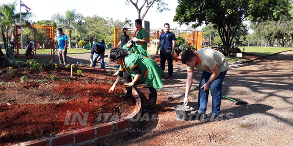 ALUMNOS DE LA ESCUELA TALLER HERMOSEAN EL PARQUE DE LA SALUD