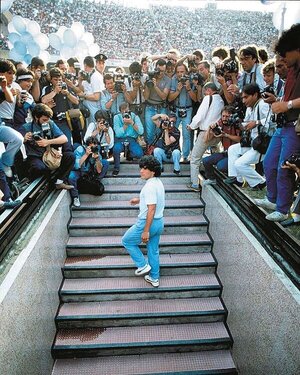 Hace 38 años Maradona llegaba a Nápoles - El Independiente