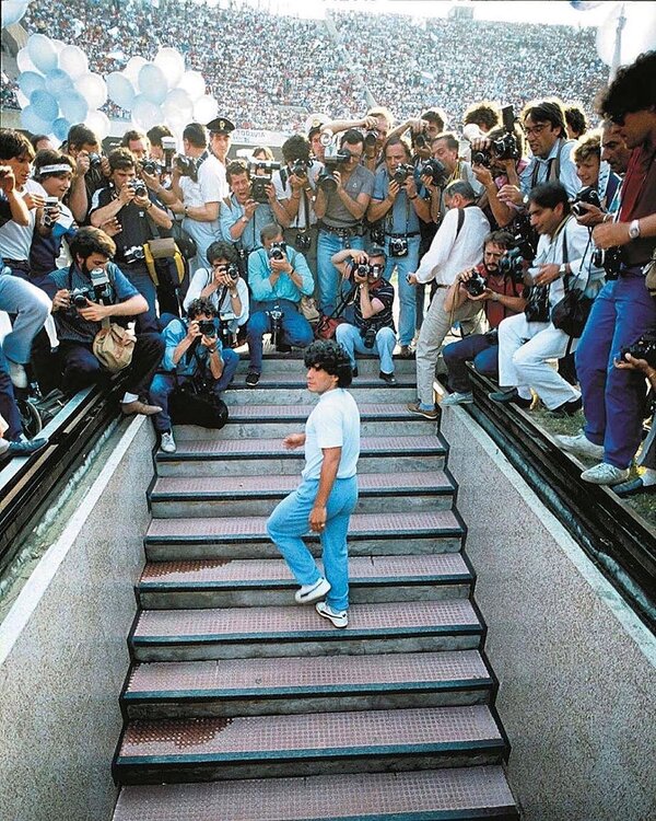Hace 38 años Maradona llegaba a Nápoles - El Independiente
