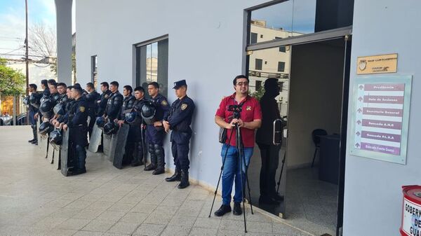 Fuerte control policial en la Gobernación del Guairá - Política - ABC Color