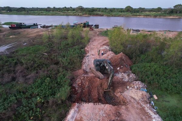 Armada destruye accesos utilizados presuntamente para contrabando en Itá Enramada - Nacionales - ABC Color