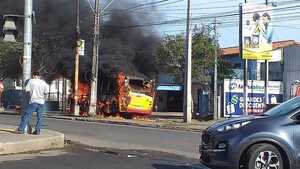Diario HOY | Bus se incendia frente al memorial del Ykua Bolaños