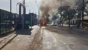 Incendio de colectivo genera susto sobre la avenida Artigas