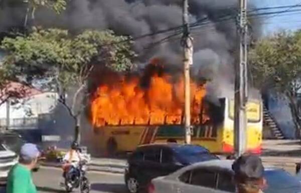 Crónica / [VIDEO] Colectivo ardió en llamas en plena avenida Artigas