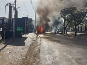 Incendio de colectivo obligó a evacuar a 25 pasajeros en Asunción · Radio Monumental 1080 AM