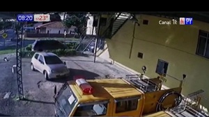 Conductor en estado etílico chocó a camión de bomberos estacionado en Luque | Noticias Paraguay