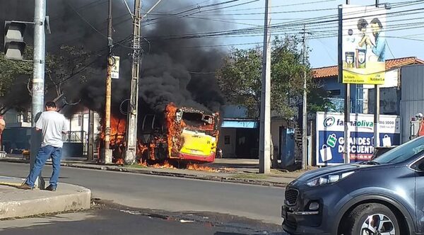 Bus se incendia frente al memorial del Ykua Bolaños