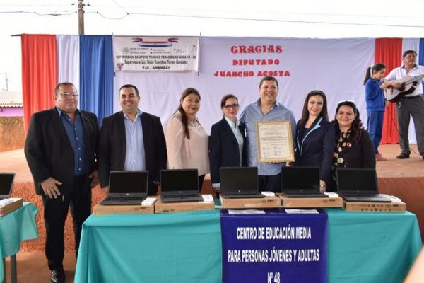 Pre-candidato a Gobernador de Amambay “Juancho”Acosta hizo entrega de notebooks con internet a 5 escuelas
